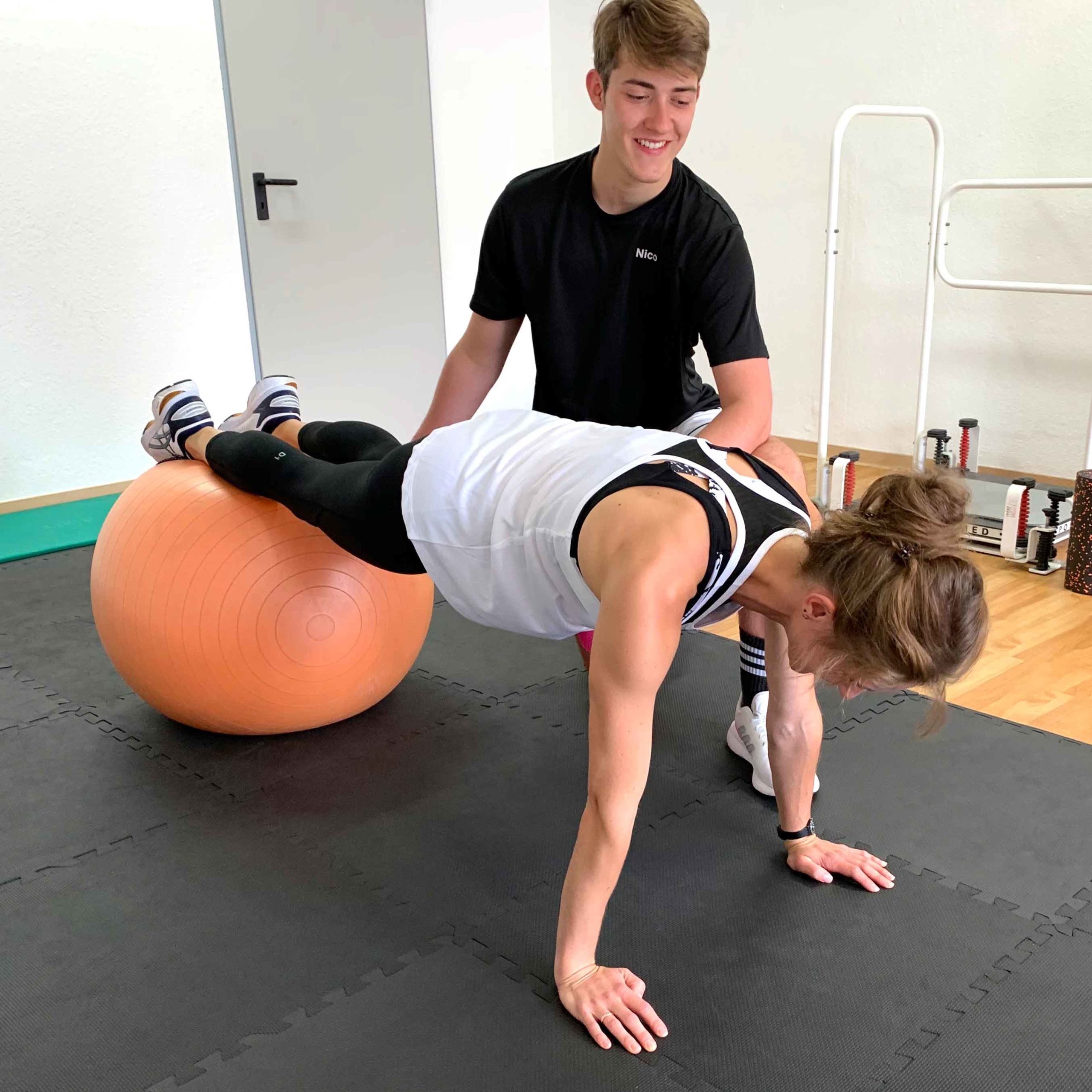 Medizinisches Training – Rehaktiv Engelskirchen: Planke mit Pezziball